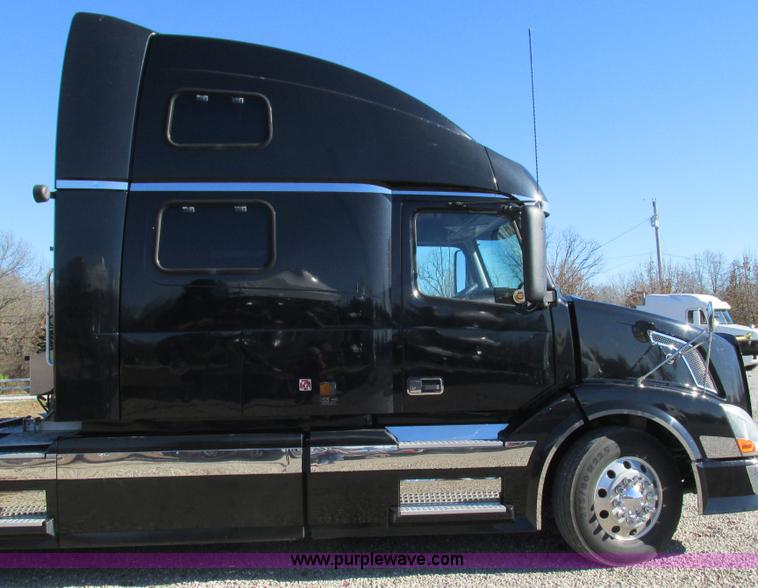 image for item L5331 2004 Volvo VNL semi truck