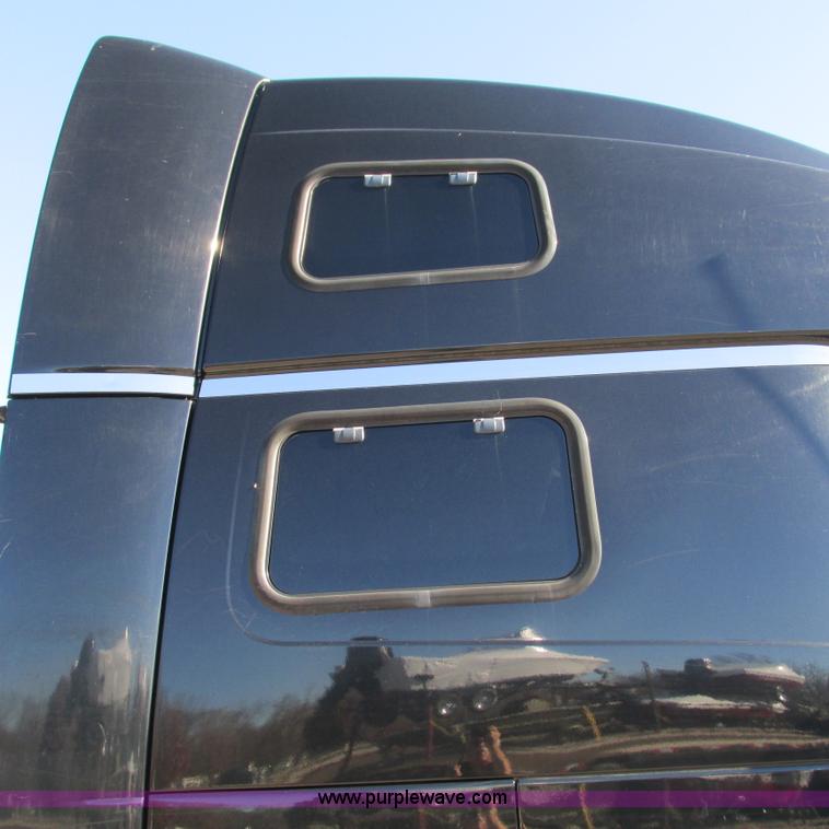 image for item L5331 2004 Volvo VNL semi truck