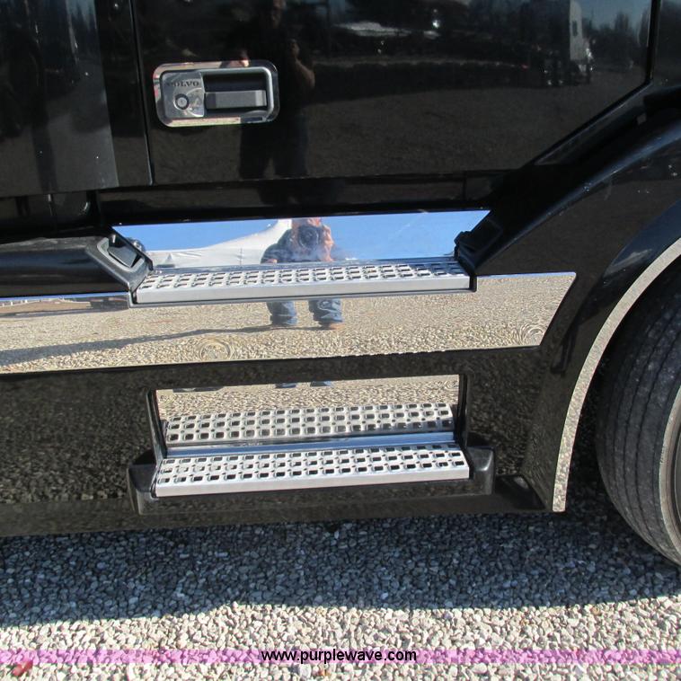 image for item L5331 2004 Volvo VNL semi truck