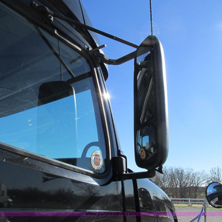 image for item L5331 2004 Volvo VNL semi truck