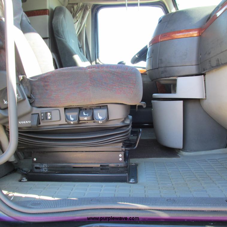 image for item L5331 2004 Volvo VNL semi truck