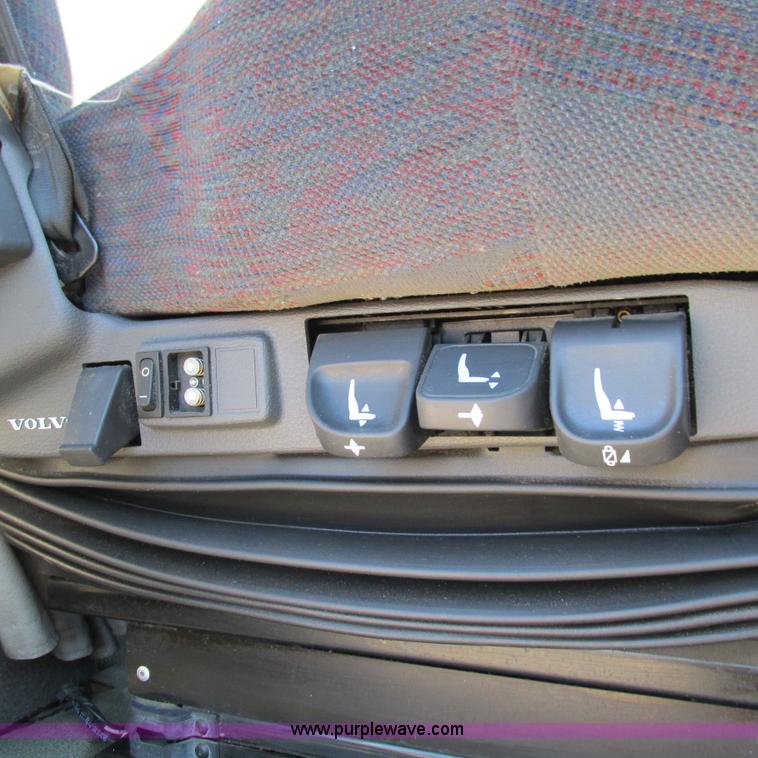 image for item L5331 2004 Volvo VNL semi truck