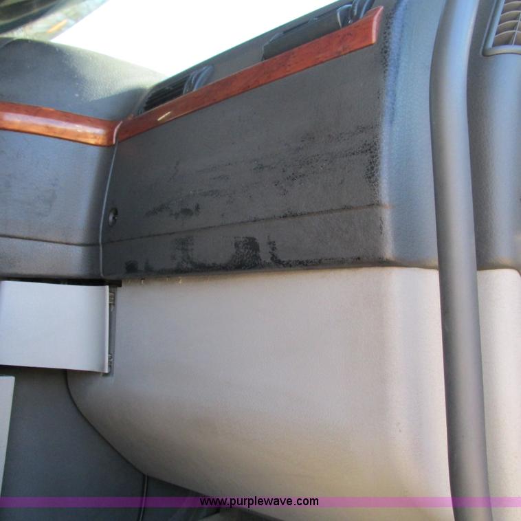 image for item L5331 2004 Volvo VNL semi truck