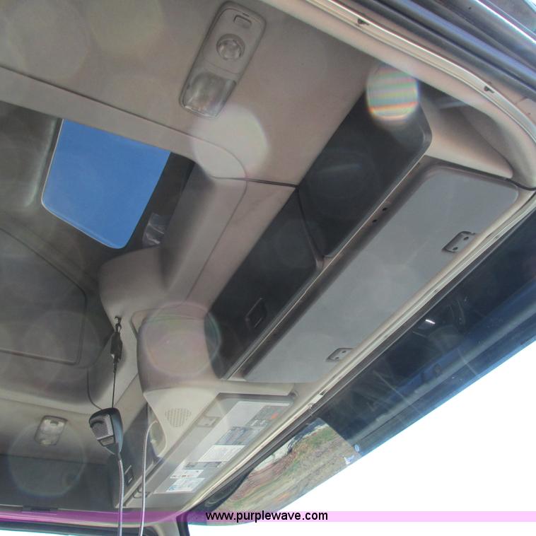 image for item L5331 2004 Volvo VNL semi truck