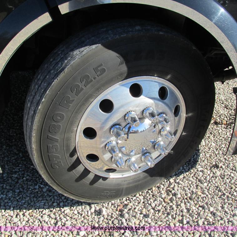 image for item L5331 2004 Volvo VNL semi truck