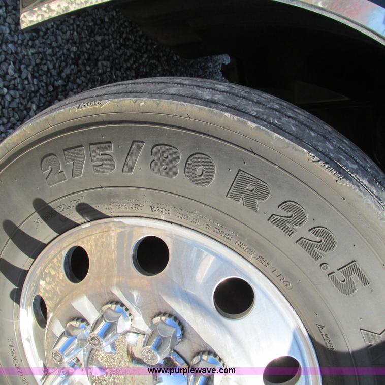 image for item L5331 2004 Volvo VNL semi truck