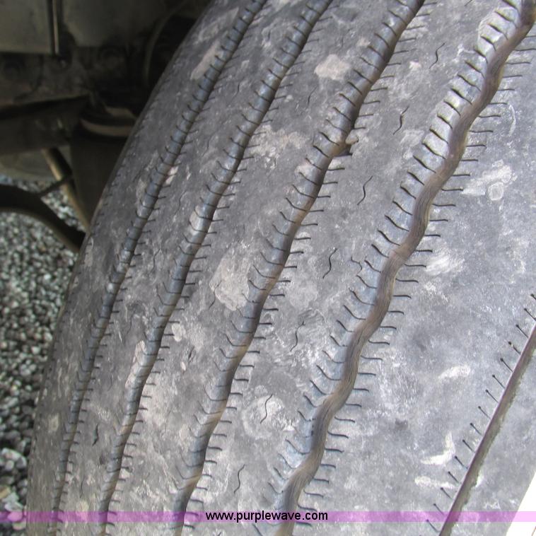 image for item L5331 2004 Volvo VNL semi truck