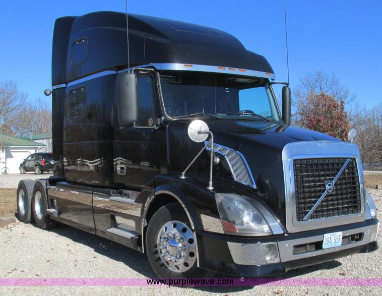 image for item L5331 2004 Volvo VNL semi truck