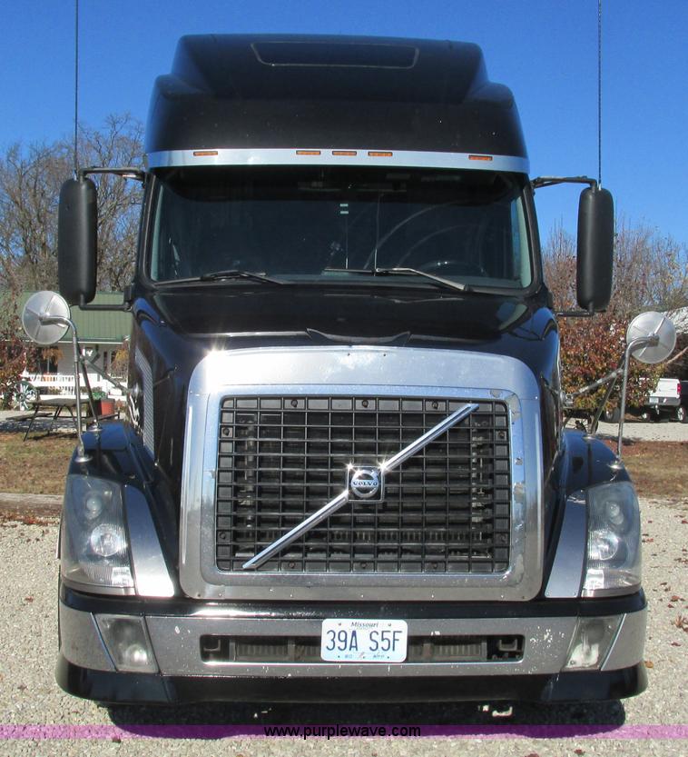 image for item L5331 2004 Volvo VNL semi truck