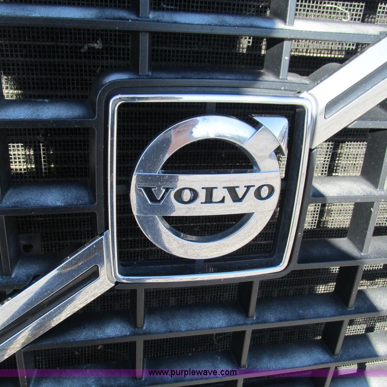 image for item L5331 2004 Volvo VNL semi truck