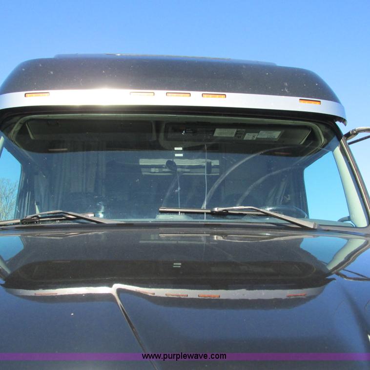 image for item L5331 2004 Volvo VNL semi truck