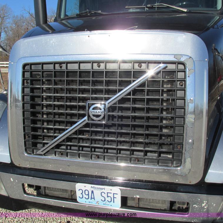 image for item L5331 2004 Volvo VNL semi truck