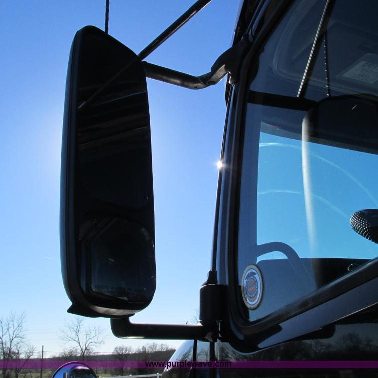 image for item L5331 2004 Volvo VNL semi truck