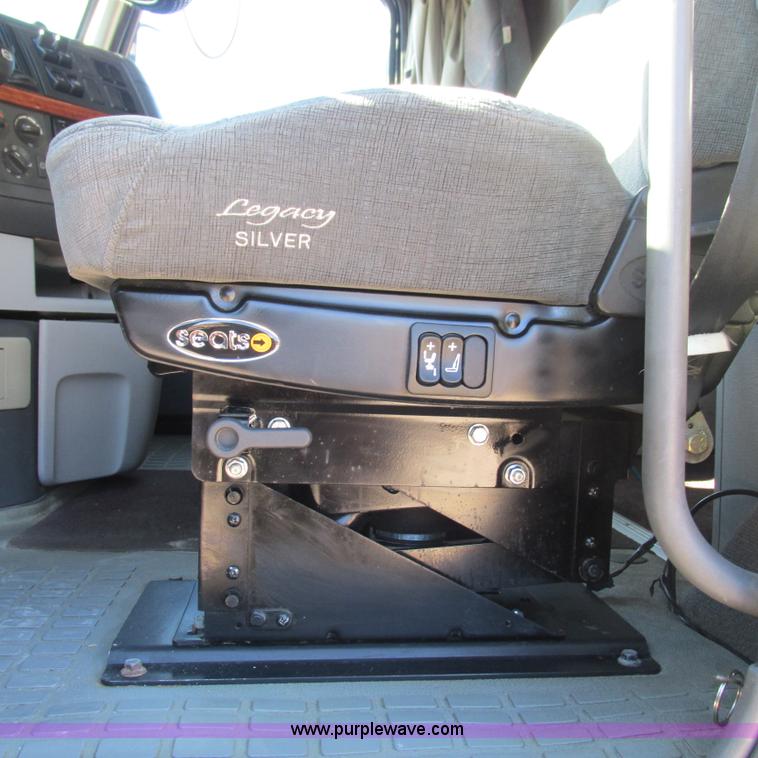 image for item L5331 2004 Volvo VNL semi truck