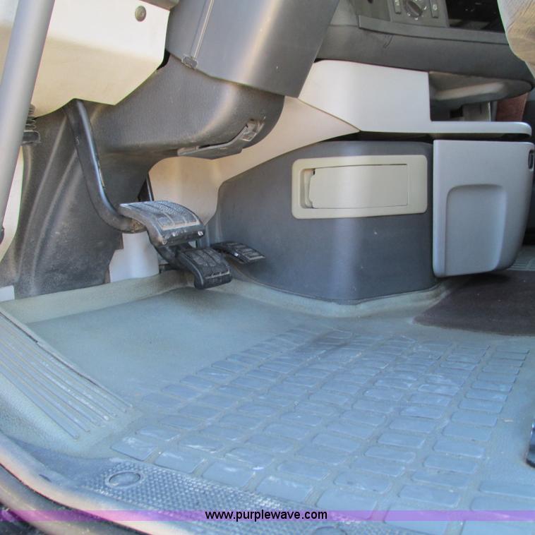 image for item L5331 2004 Volvo VNL semi truck