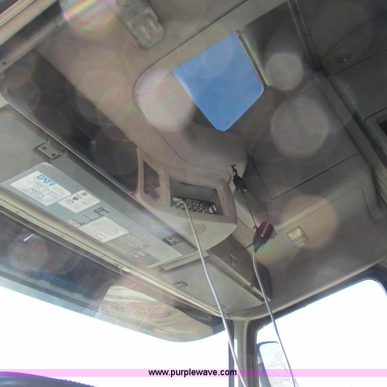 image for item L5331 2004 Volvo VNL semi truck