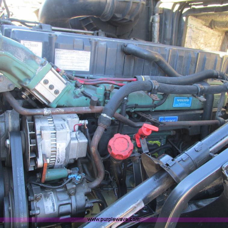 image for item L5331 2004 Volvo VNL semi truck