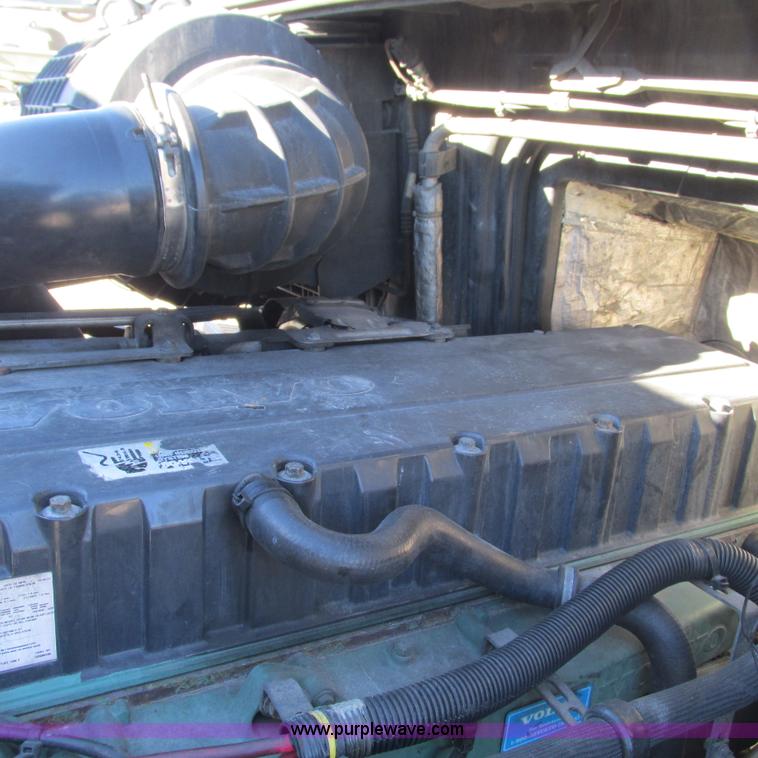 image for item L5331 2004 Volvo VNL semi truck