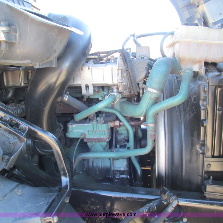 image for item L5331 2004 Volvo VNL semi truck