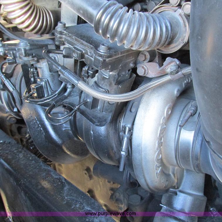 image for item L5331 2004 Volvo VNL semi truck