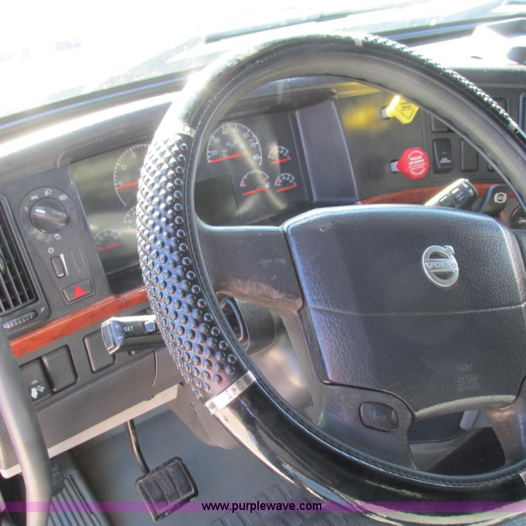 image for item L5331 2004 Volvo VNL semi truck