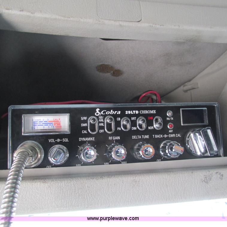 image for item L5331 2004 Volvo VNL semi truck