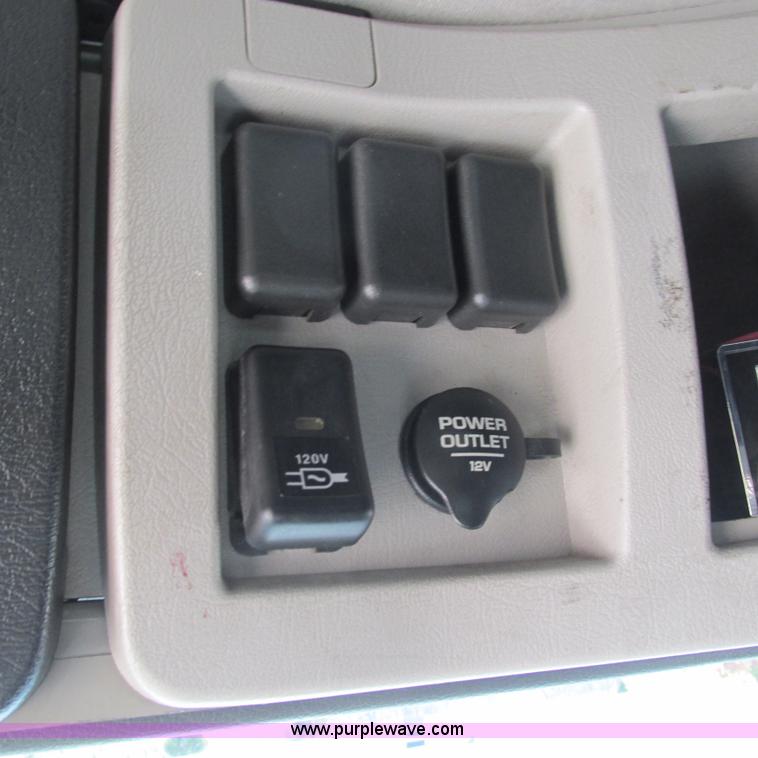 image for item L5331 2004 Volvo VNL semi truck