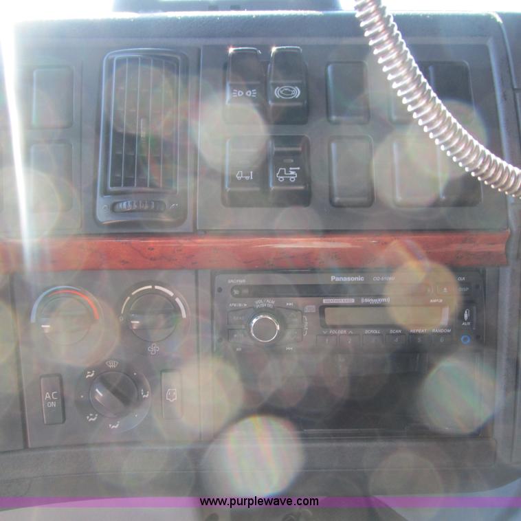 image for item L5331 2004 Volvo VNL semi truck