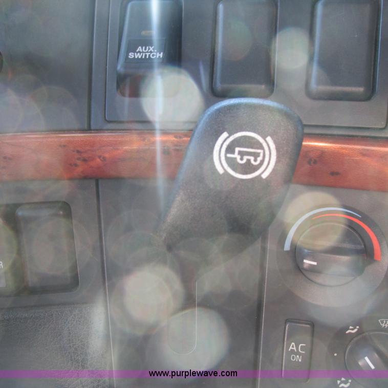 image for item L5331 2004 Volvo VNL semi truck