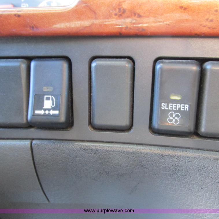 image for item L5331 2004 Volvo VNL semi truck