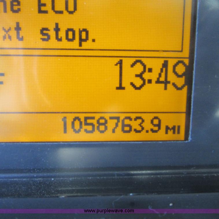 image for item L5331 2004 Volvo VNL semi truck