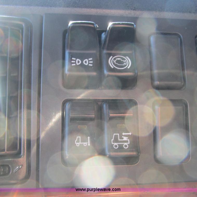 image for item L5331 2004 Volvo VNL semi truck