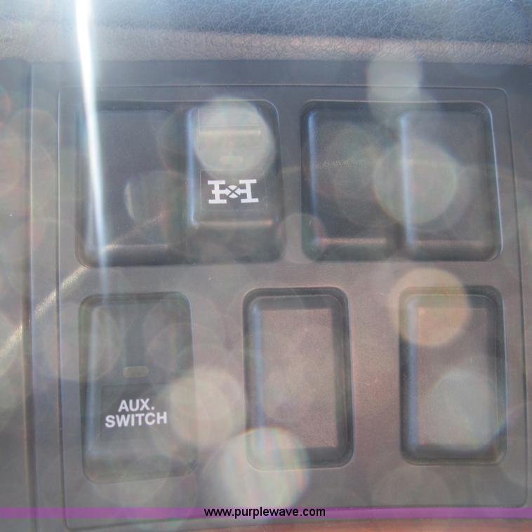 image for item L5331 2004 Volvo VNL semi truck