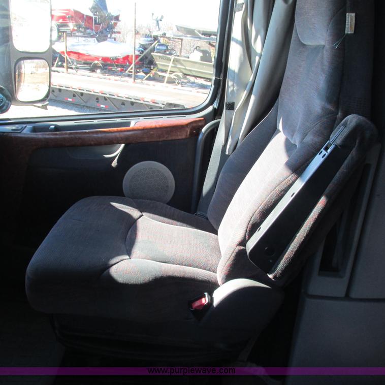 image for item L5331 2004 Volvo VNL semi truck