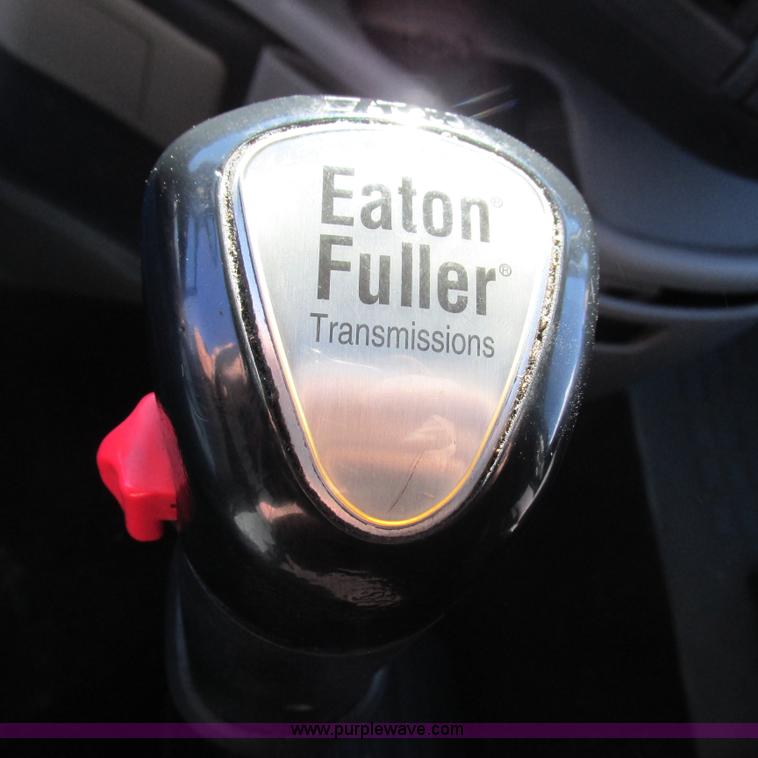 image for item L5331 2004 Volvo VNL semi truck