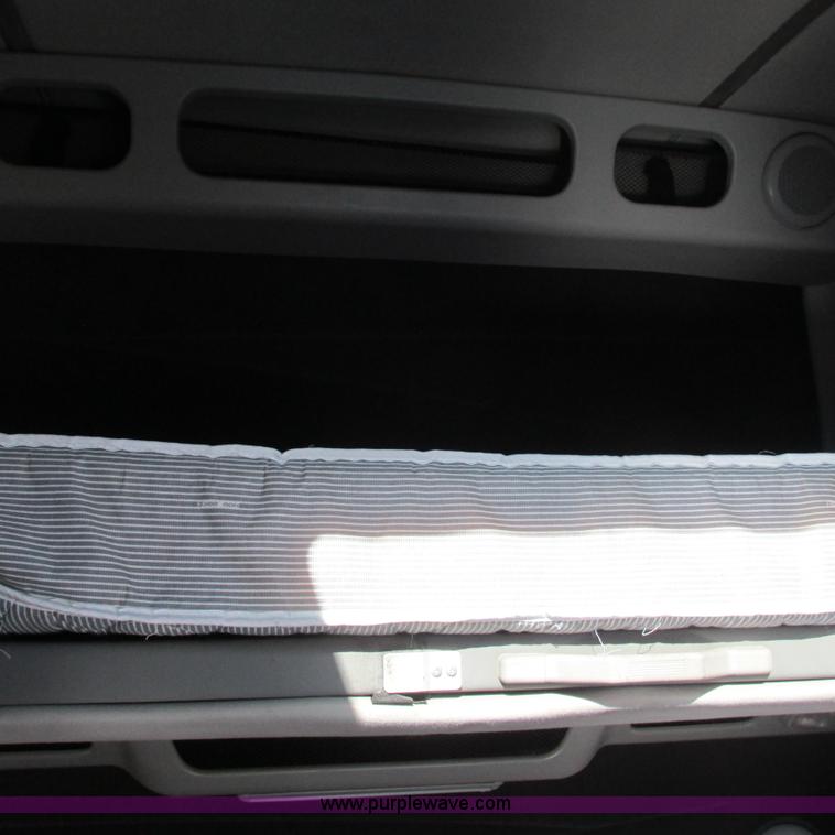 image for item L5331 2004 Volvo VNL semi truck