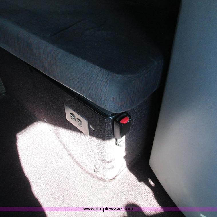 image for item L5331 2004 Volvo VNL semi truck