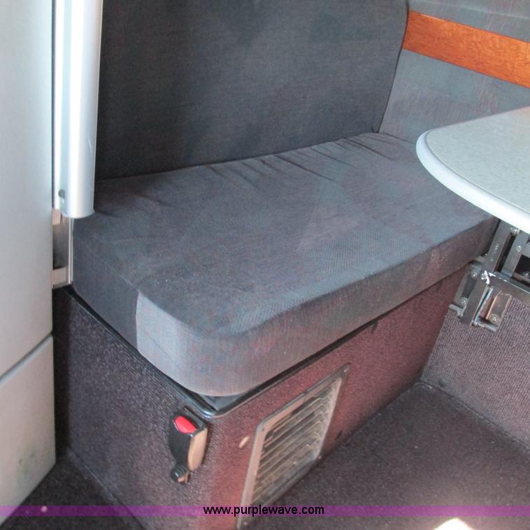 image for item L5331 2004 Volvo VNL semi truck