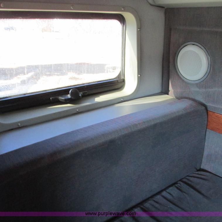 image for item L5331 2004 Volvo VNL semi truck