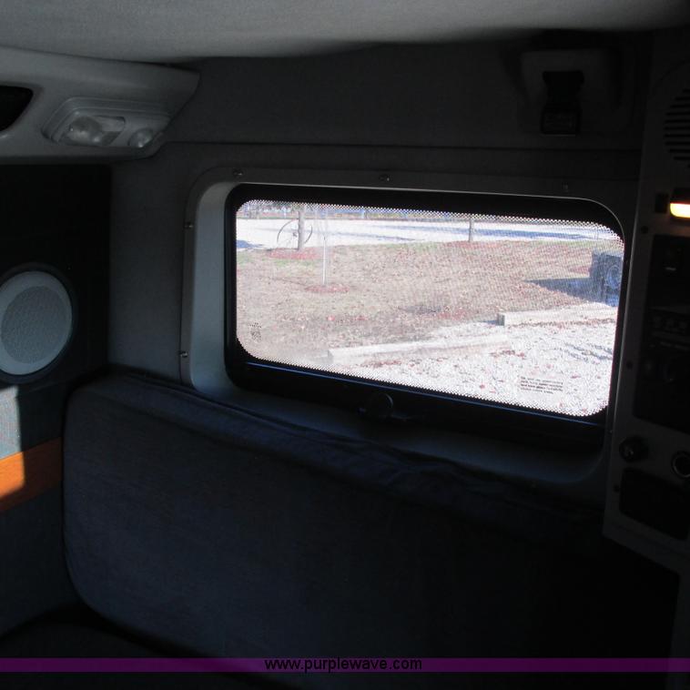 image for item L5331 2004 Volvo VNL semi truck