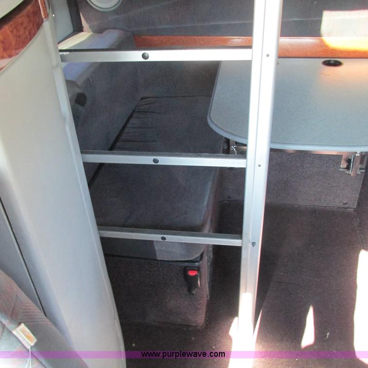 image for item L5331 2004 Volvo VNL semi truck