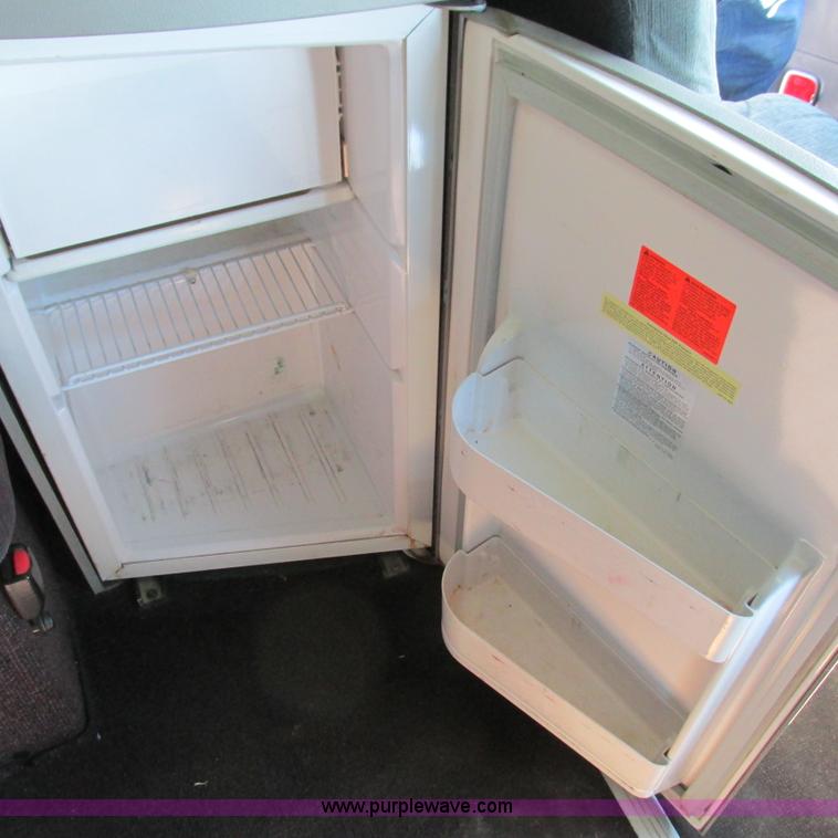 image for item L5331 2004 Volvo VNL semi truck