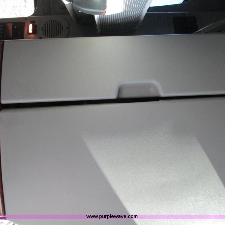 image for item L5331 2004 Volvo VNL semi truck