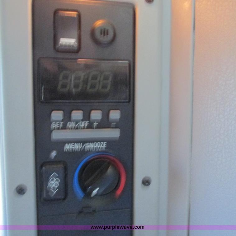 image for item L5331 2004 Volvo VNL semi truck