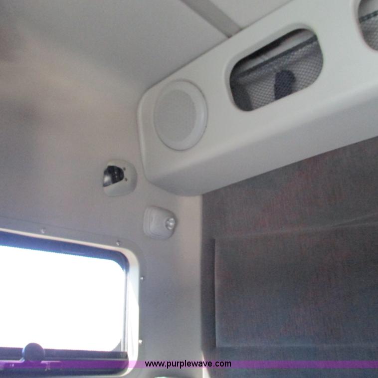 image for item L5331 2004 Volvo VNL semi truck