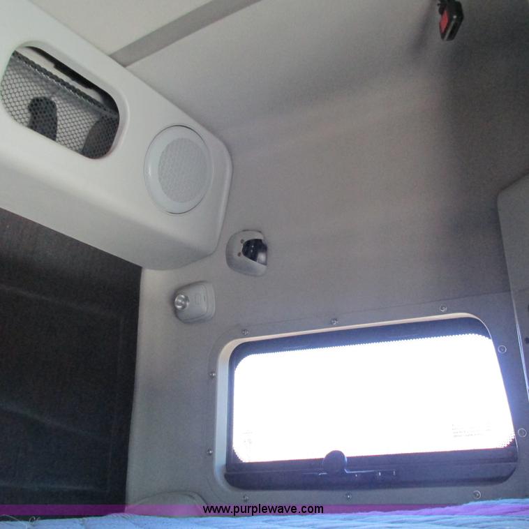 image for item L5331 2004 Volvo VNL semi truck