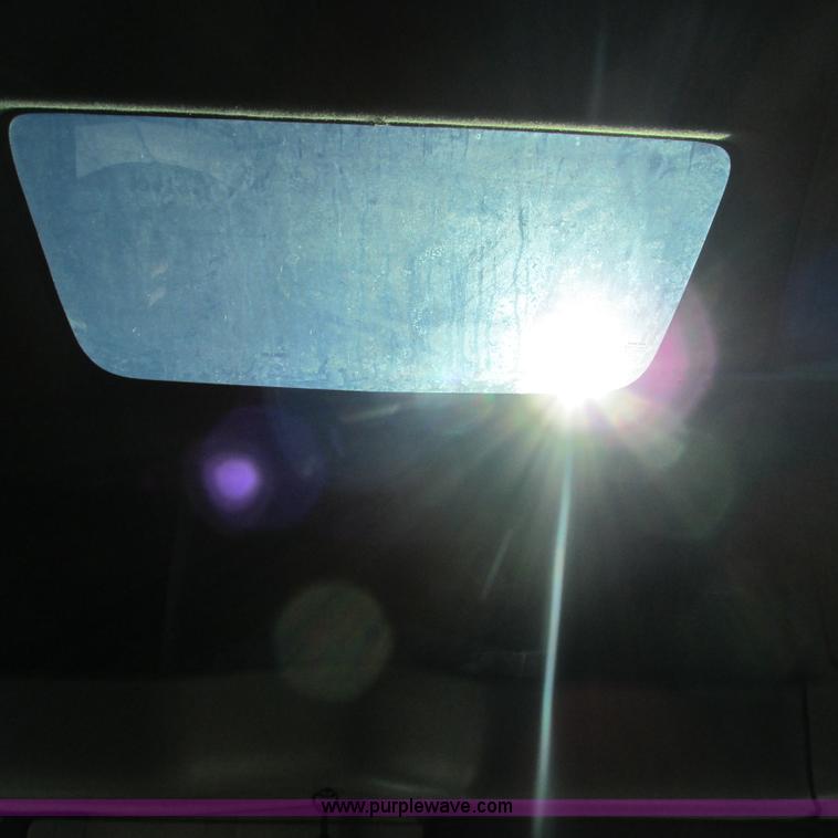 image for item L5331 2004 Volvo VNL semi truck