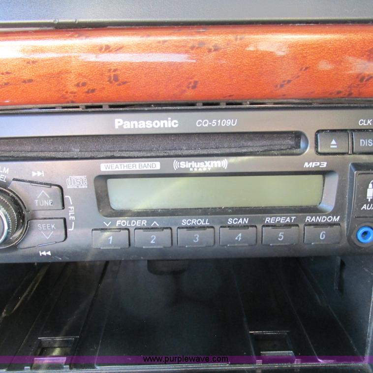 image for item L5331 2004 Volvo VNL semi truck