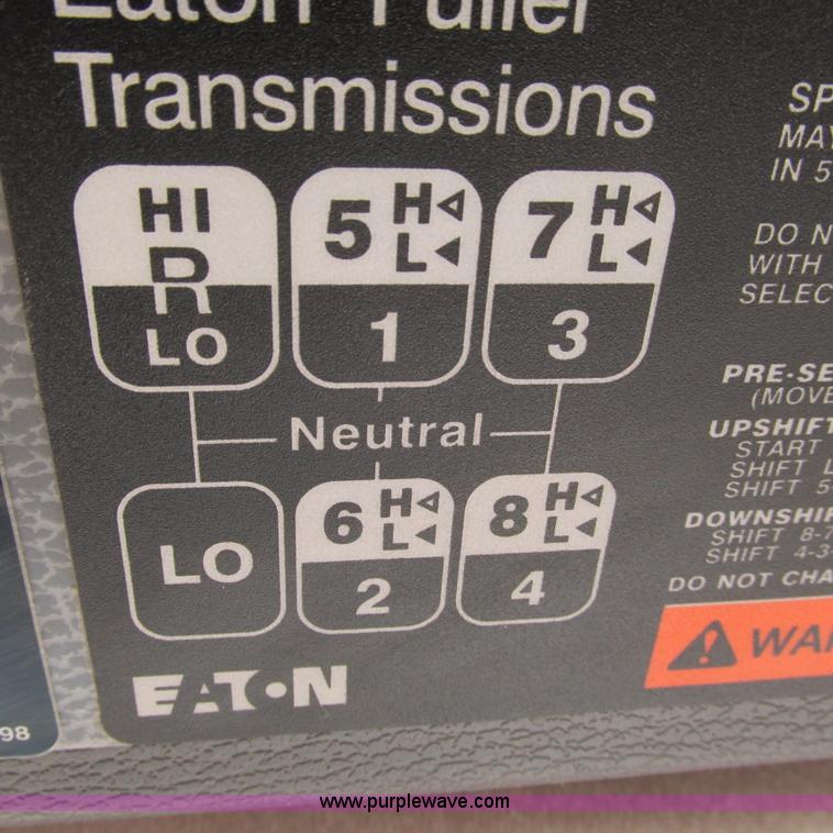 image for item L5331 2004 Volvo VNL semi truck