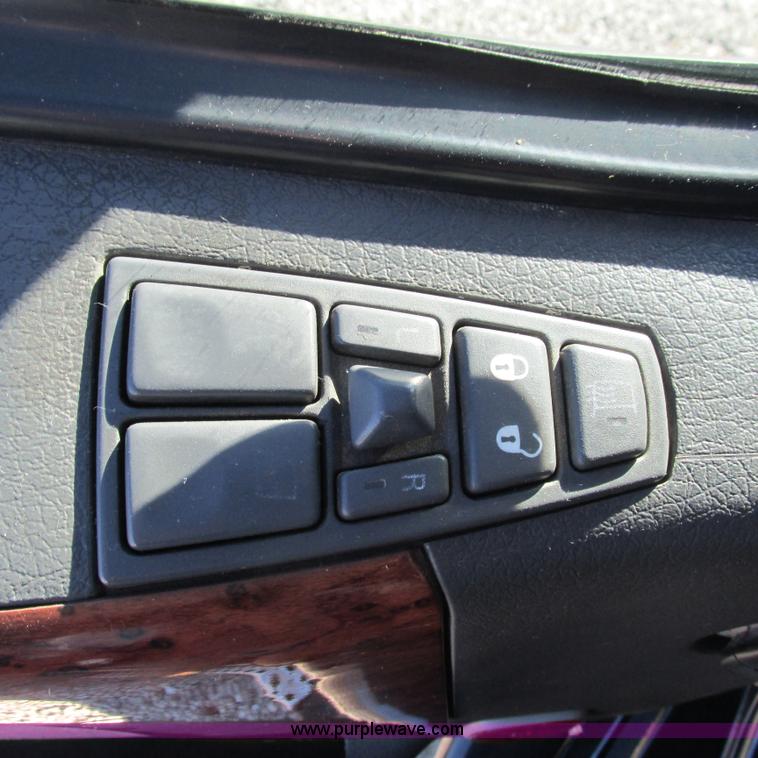 image for item L5331 2004 Volvo VNL semi truck